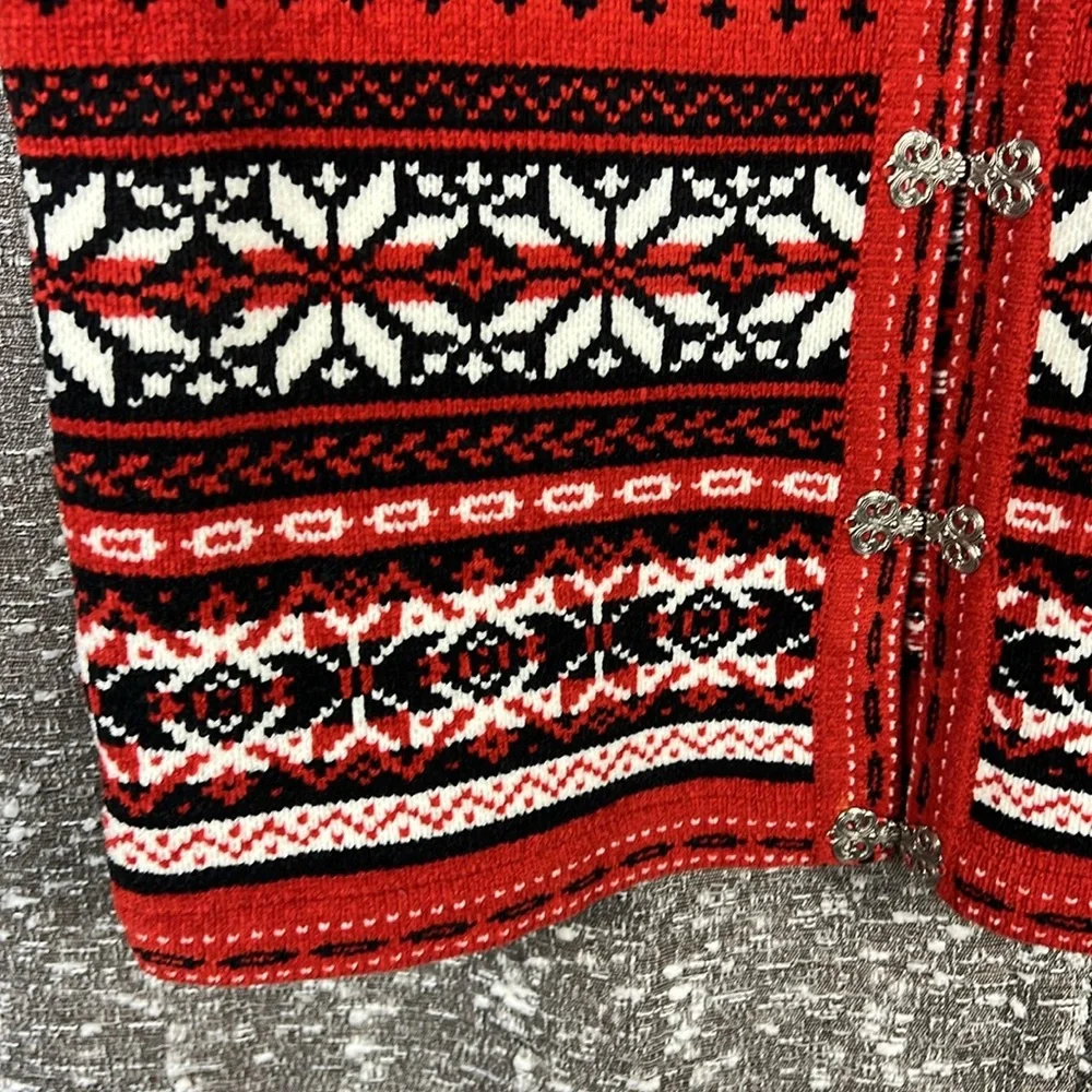 Croft & Barrow Women Medium Red Snowflake Metal Clasp Cardigan Holiday Fair Isle